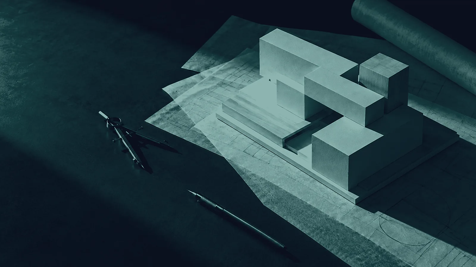 Maqueta arquitectónica de volúmenes sobre planos, junto a un compás y un lápiz, iluminada con sombras duras.