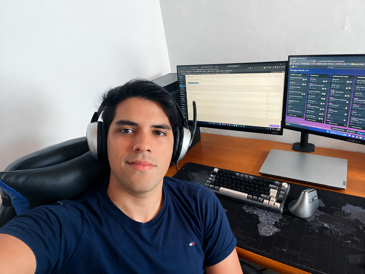Santiago Márquez en su espacio de trabajo